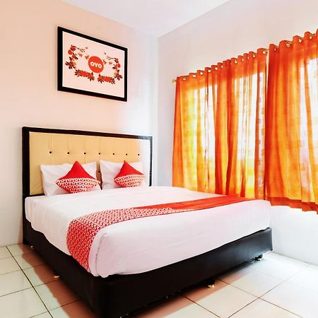 Vaccinated Staff - OYO 622 Bakti Homestay Medan Exterior foto