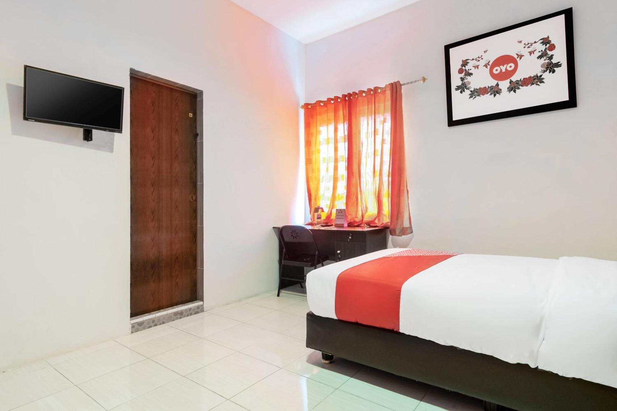 Vaccinated Staff - OYO 622 Bakti Homestay Medan Exterior foto