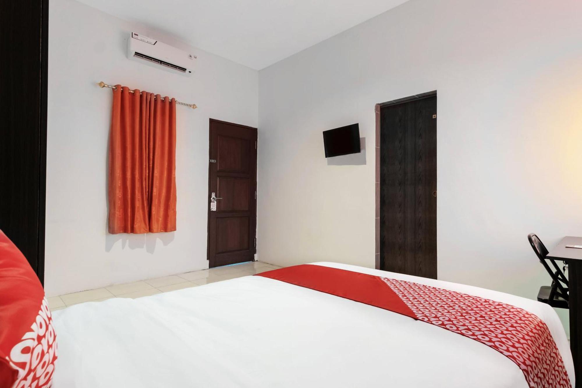 Vaccinated Staff - OYO 622 Bakti Homestay Medan Exterior foto