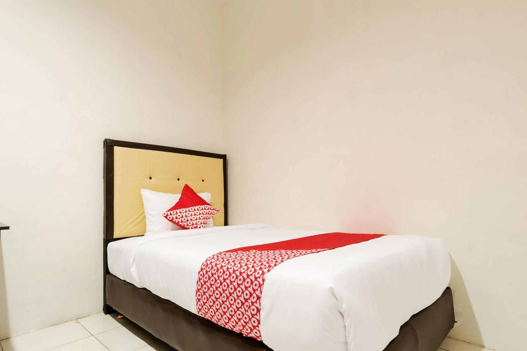 Vaccinated Staff - OYO 622 Bakti Homestay Medan Exterior foto